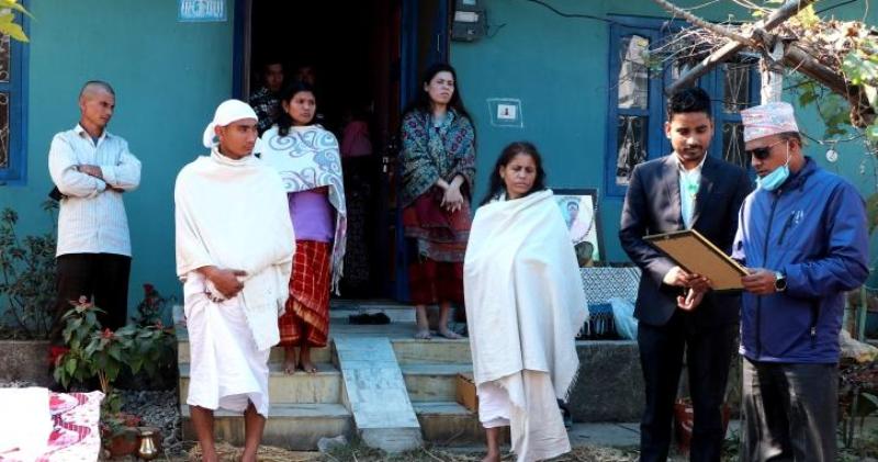 एनएमसीद्धारा सदस्यलाई ५० हजार नगद राहत हस्तान्तरण